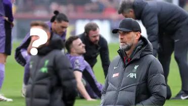 Klopp very serious and an unknown person from the club