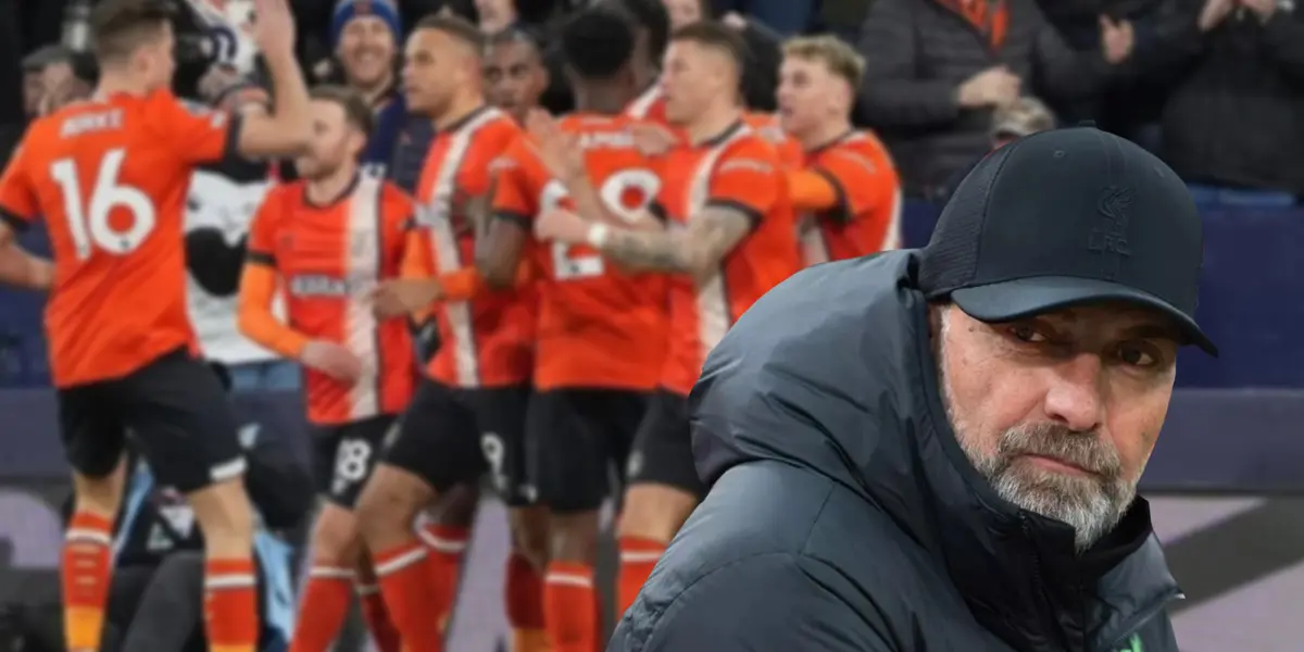  Klopp very smiling watching a Luton player
