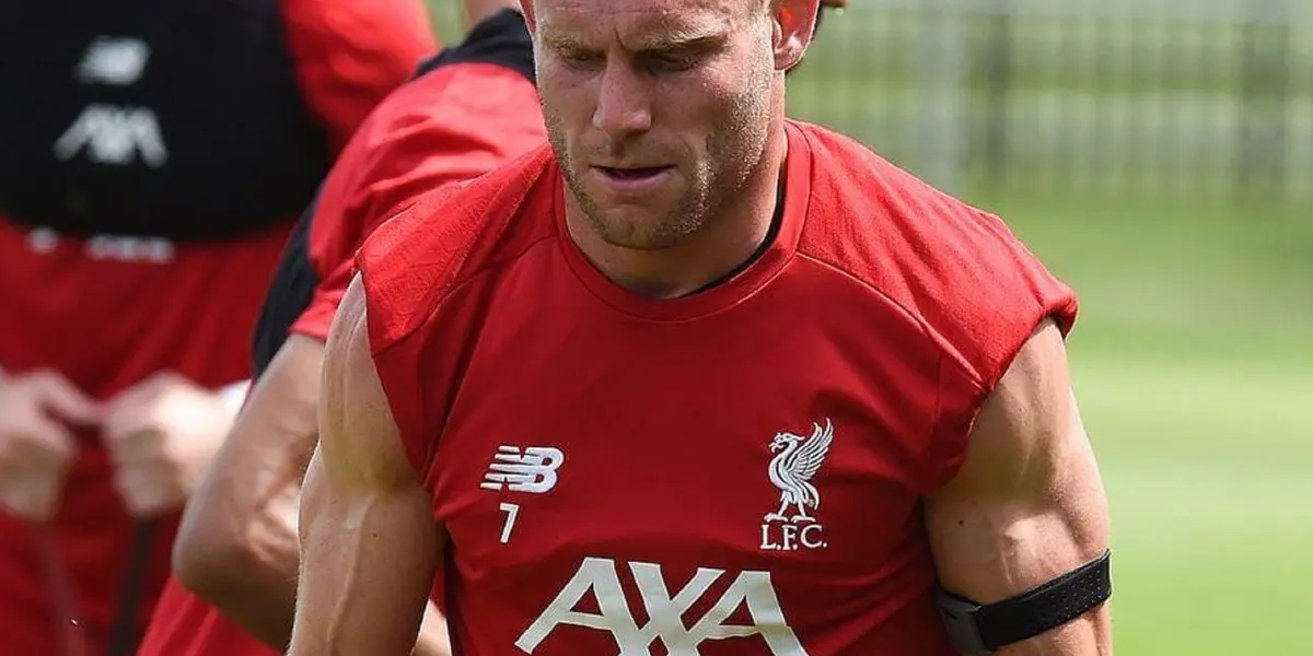 Despite his age, the Liverpool player shows his physical power that keeps him in good shape