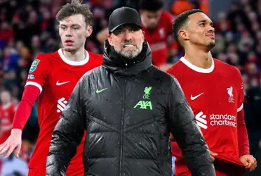 Conor Bradley, Alexander Arnold and Jurgen Klopp serious