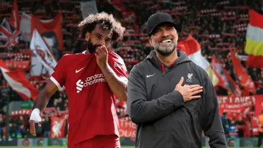 Happy Klopp and Salah kissing the club's shield