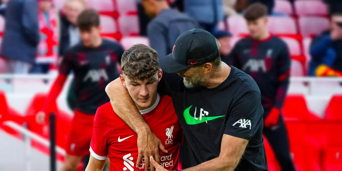 Klopp hugging and talking to Koumas