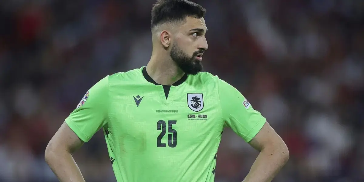 The reason behind the goalkeeper's delayed arrival has been revealed